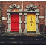 赤色のドアと黄色のドア