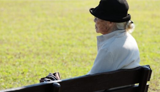 女性向け老後一人暮らしの人が増加中！深刻な悩みと老後資金をためる方法